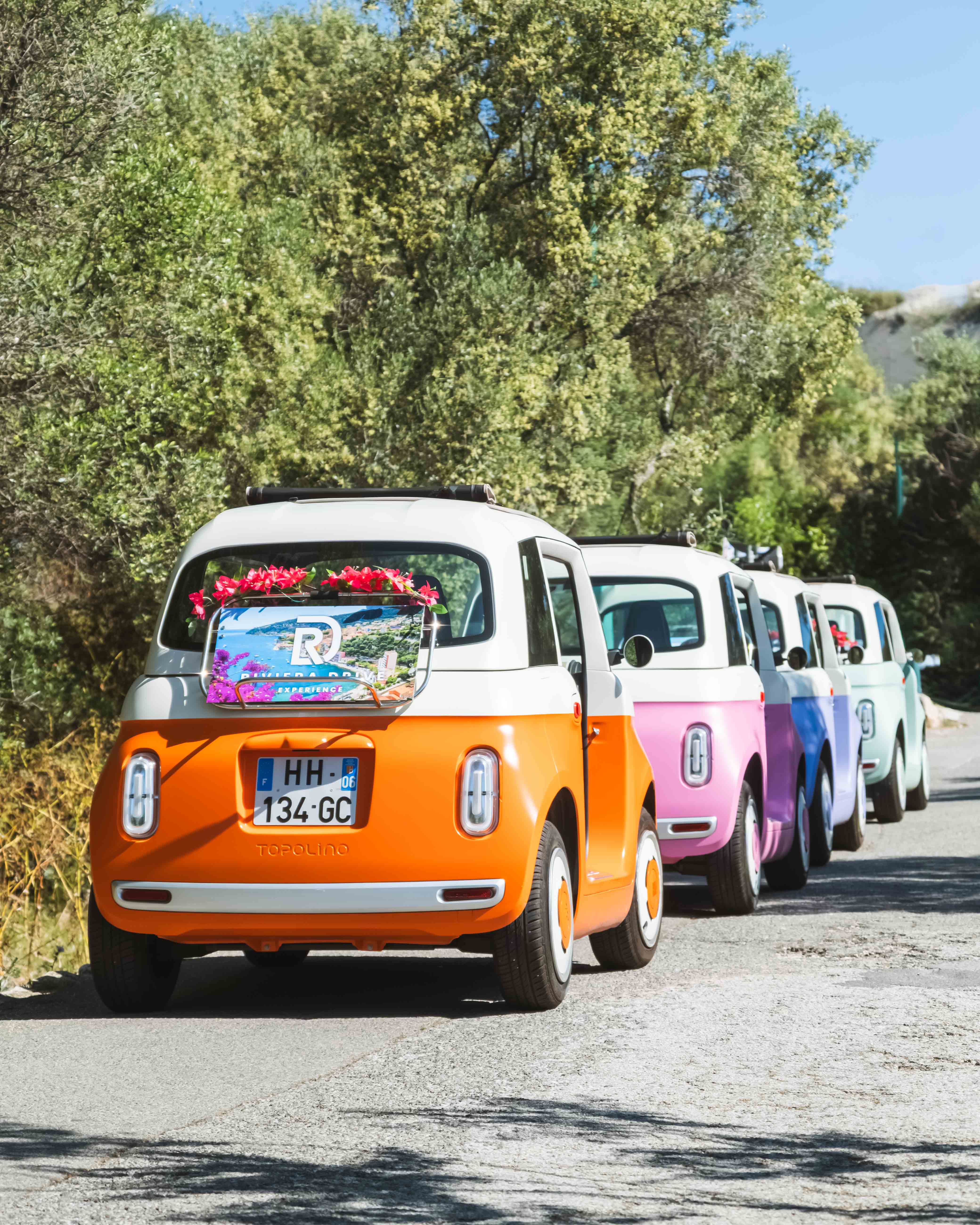 Convoi de Fiat Topolino colorées sur la Côte d'Azur