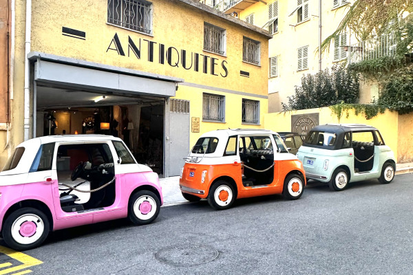 Topolinos garées devant le meeting point du Port de Nice